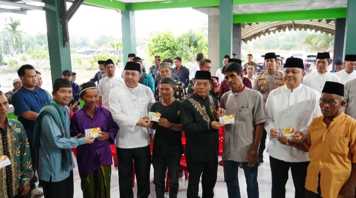 Bupati Kapuas Serahkan Kartu Huma Betang Sejahtera dan Bantuan Pangan di Mantangai