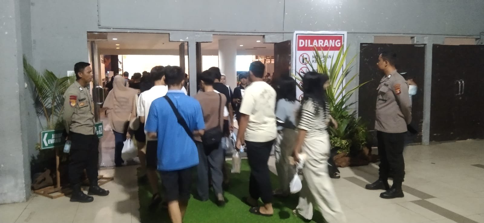Polresta Palangka Raya Kawal Parade Lisan & Tari Daerah Festival Isen Mulang