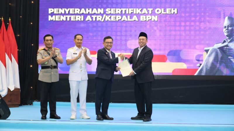 Menteri Nusron Serahkan Sertipikat Aset Lemhannas RI di HUT ke-61
