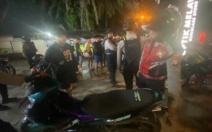 Tim Patroli PPRC Samapta Polda Kalteng Bubarkan Balapan Liar di Sekitar Bundaran Kecil