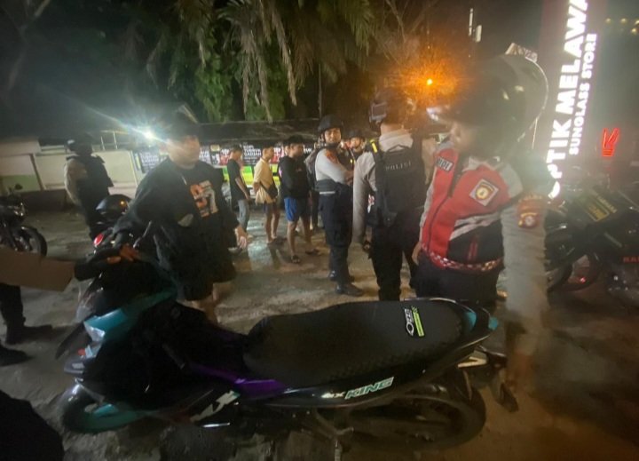 Tim Patroli PPRC Samapta Polda Kalteng Bubarkan Balapan Liar di Sekitar Bundaran Kecil