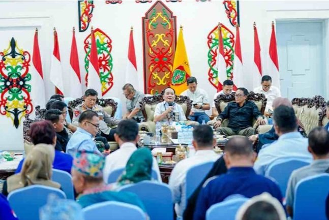 Gubernur Kalteng Terima Aspirasi Buruh dalam Forum Dialog Hari Buruh di Istana Isen Mulang