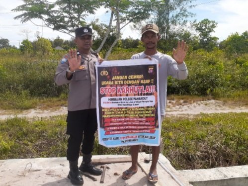 Bhabinkamtibmas Polsek Pahandut Sosialisasikan Karhutla Dengan Media Spanduk