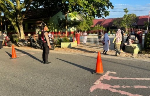 Samapta Polresta Palangka Raya Bantu Penyeberangan di Depan SDN 1 Bukit Tunggal