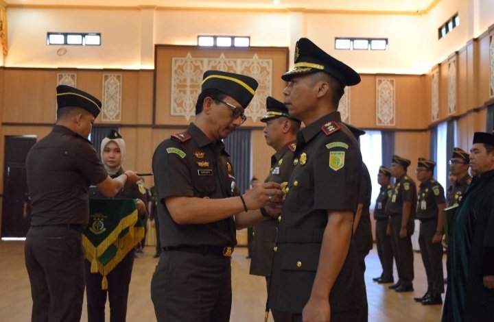 R Firmansyah & Herman Kondo Siriwa Resmi Jabat Kajari Barut & Mura