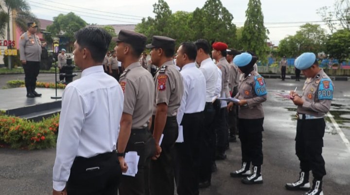 Kapolresta Palangka Raya Pimpin Pengecekan Personel saat Apel Jam Pimpinan
