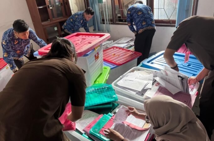 Kejati Geledah Kantor DPMPTSP & ESDM Kalteng Terkait Korupsi Zircon PT. KBM