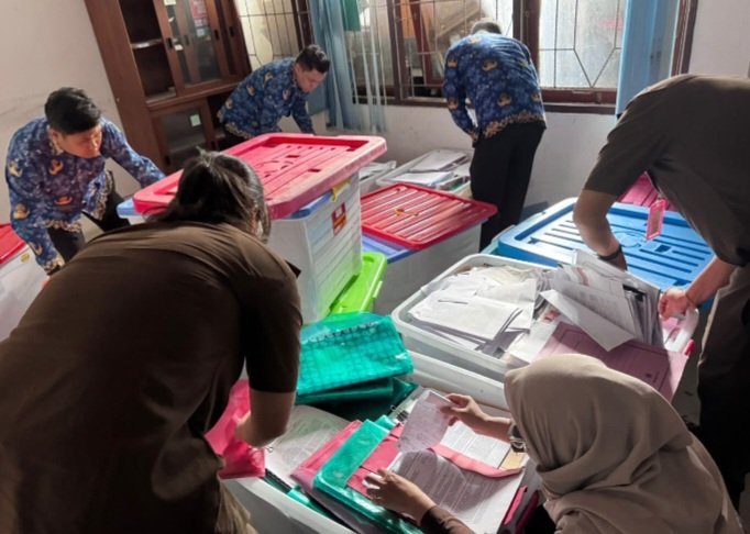 Kejati Geledah Kantor DPMPTSP & ESDM Kalteng Terkait Korupsi Zircon PT. KBM