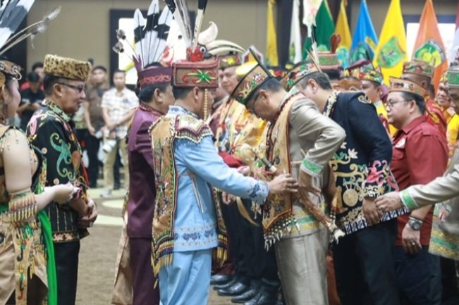 Gubernur Lantik Pengurus DAD dan BATAMAD se-Kalteng
