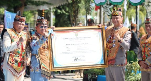 Peringatan HUT ke-69 Kalteng, Kapolda Terima Penghargaan Atas Komitmen Jaga Kamtibmas Bumi Tambun Bungai