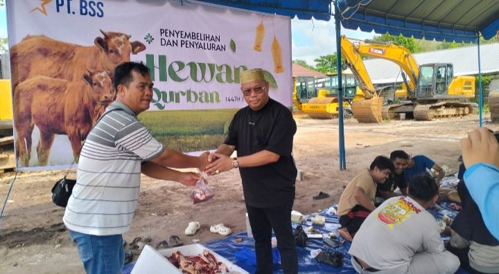 PT BSS Salurkan 450 Paket Daging Kurban untuk Warga, Ponpes dan Panti Asuhan