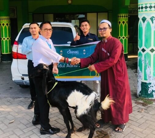 Rayakan Idul Adha, Citimall Kapuas Bagikan Hewan Qurban Untuk Masyarakat Sekitar