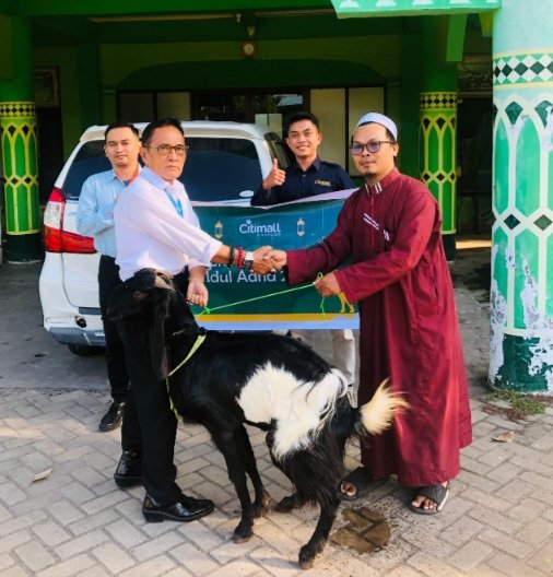 Rayakan Idul Adha, Citimall Kapuas Bagikan Hewan Qurban Untuk Masyarakat Sekitar