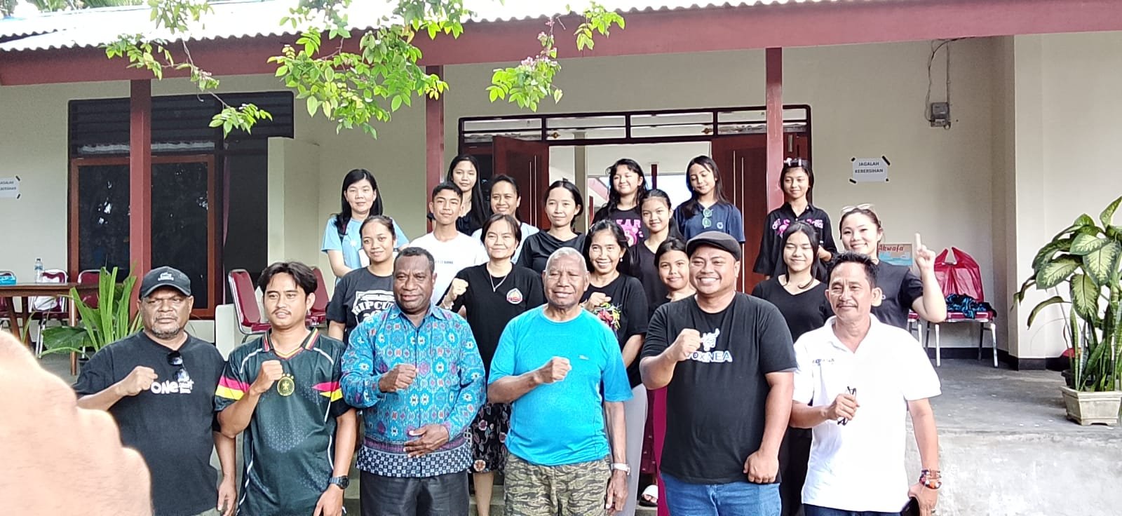 Gubernur Papua Barat Kunjungi Penginapan Kontingen Pesparawi Kalteng, Beri Semangat Raih Prestasi