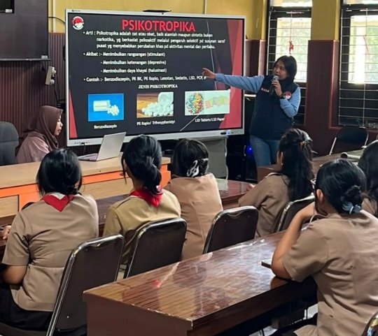 Satresnarkoba Polresta Beri Penyuluhan Bahaya Narkotika di SMAN 1 Palangka Raya