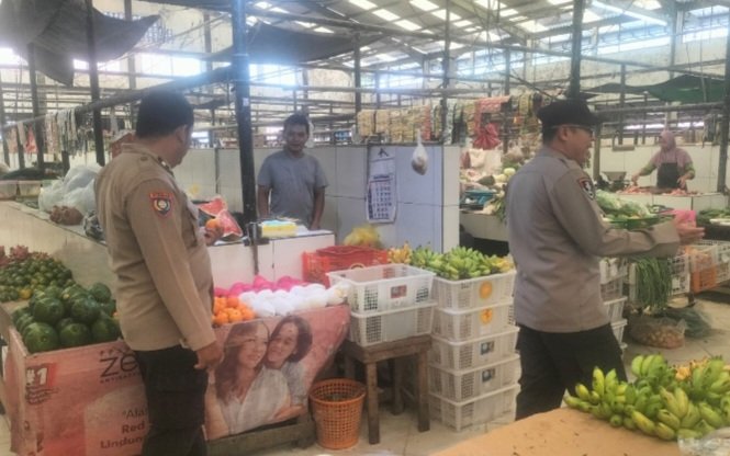 Patroli di Pasar Tangkiling, Polsek Bukit Batu Imbau Waspada Kriminalitas & Premanisme