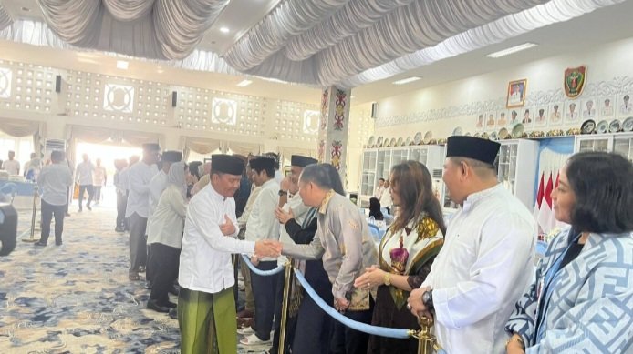 Usai Salat Id, Gubernur Kalteng Sambut Warga di Rumah Jabatan