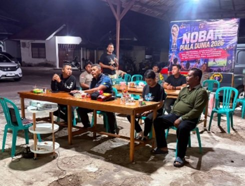 Kapolsek Pahandut Gelar Nobar Piala Dunia, Momen Pererat Kebersamaan & Soliditas