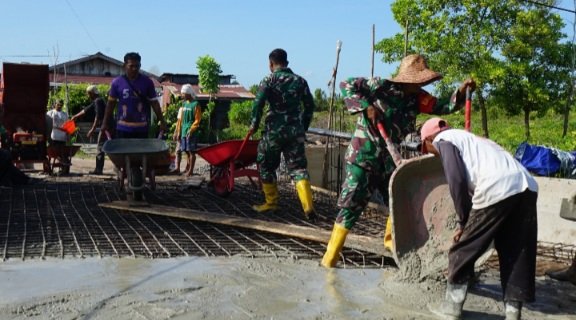 Peduli dengan Warga, Babinsa Kodim 1016/Plk Laksanakan Gotong Royong 