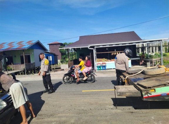 Datangi TKP Laka Lantas, Personel Polsek Sabangau Lakukan Penanganan Awal