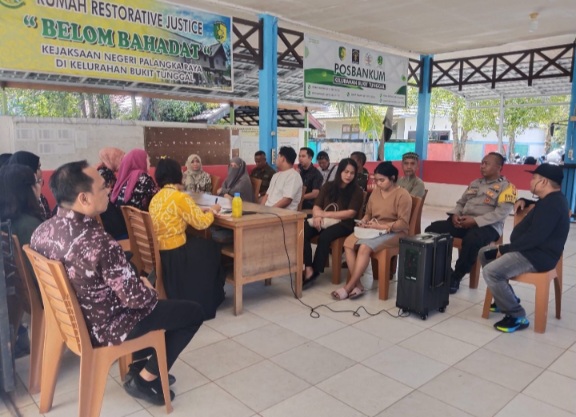 Bhabinkamtibmas Bukit Tunggal Hadiri Rapat Penanganan Warga Kurang Mampu yang Membutuhkan Perawatan Kesehatan