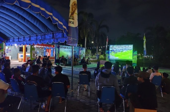 Suasana Meriah, Anggota Kodim 1016/Plk Nonton Bareng Pildun Bersama Masyarakat