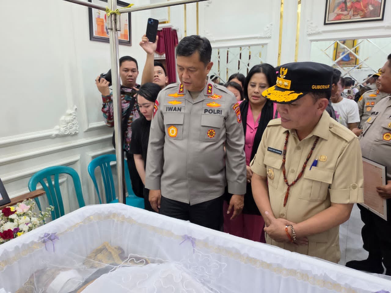 Kapolda & Gubernur Kalteng Melayat ke Rumah Duka Almarhum Aipda Yudhi Perdana Putra