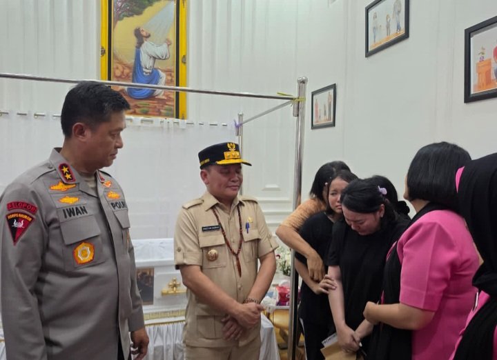 Gubernur & Kapolda Melayat ke Rumah Duka Polisi yang Gugur saat Penggerebekan Bandar Narkoba