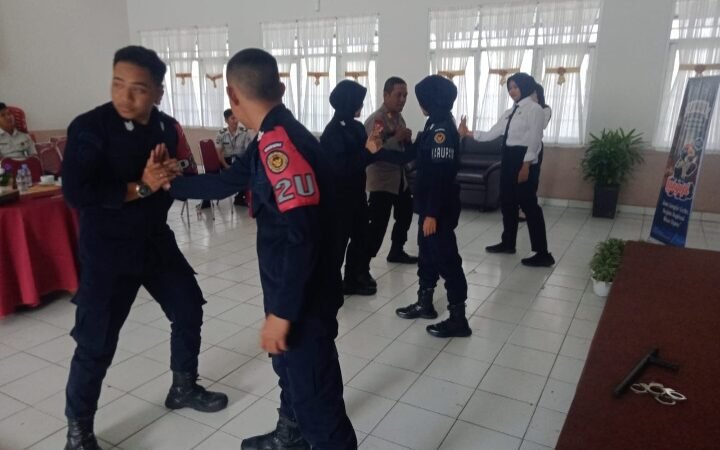 Satsamapta Polresta Latih Penggunaan Tongkat dan Borgol di Lapas Perempuan