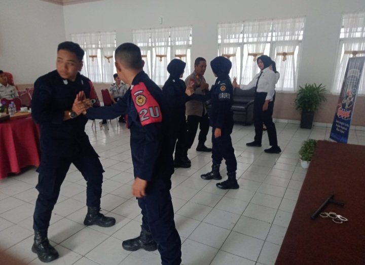 Satsamapta Polresta Latih Penggunaan Tongkat dan Borgol di Lapas Perempuan