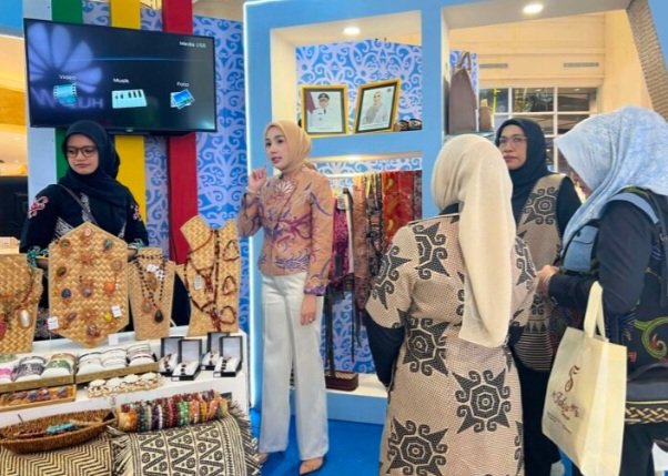 Aisyah Thisia Agustiar Sabran Tinjau Stand Dekranasda Kalteng di Trans Studio Makassar