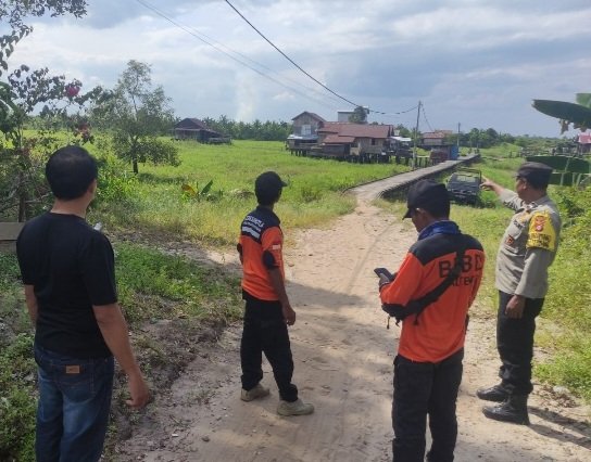 Menindaklanjuti Laporan Warga Bangaris Bawah, Bhabinkamtibmas Polsek Pahandut Cek Lokasi Karhutla