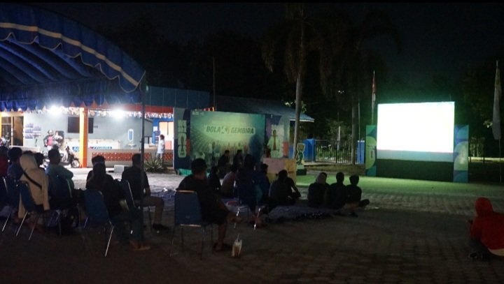 Pererat Kebersamaan, Anggota Kodim 1016/Plk Nonton Bareng Masyarakat