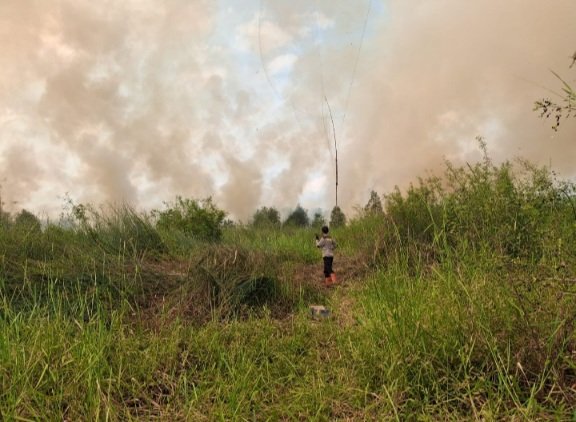Tanggapi Laporan Masyarakat, Polsek Pahandut Bantu Padamkan Karhutla di Bukit Tunggal