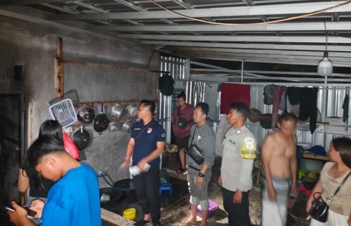 Personel Polsek Sabangau Cepat Tangani Kebakaran Rumah di Kereng Bangkirai