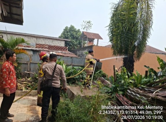 Bhabinkamtibmas Menteng Sigap Bantu Padamkan Pohon Sawit Terbakar