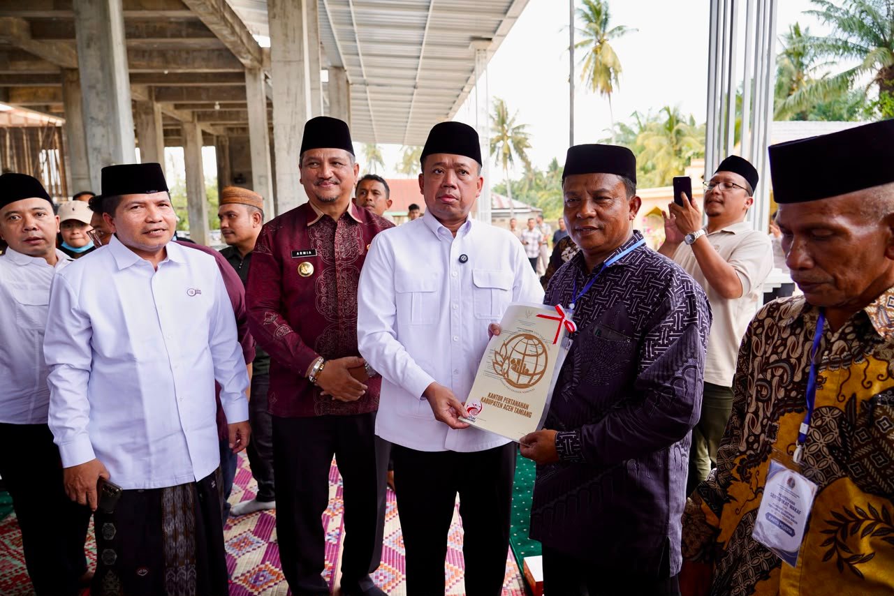 Pulihkan Masjid Pascabencana, Nusron Wahid Serahkan Sertipikat Wakaf dan Bantuan Rp500 Juta di Aceh Tamiang