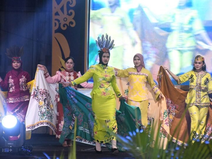 Bupati dan Wabup Pulang Pisau Ikut Melenggang di Peragaan Busana SINTA Benang Bintik, Dorong Pelestarian Budaya Lokal