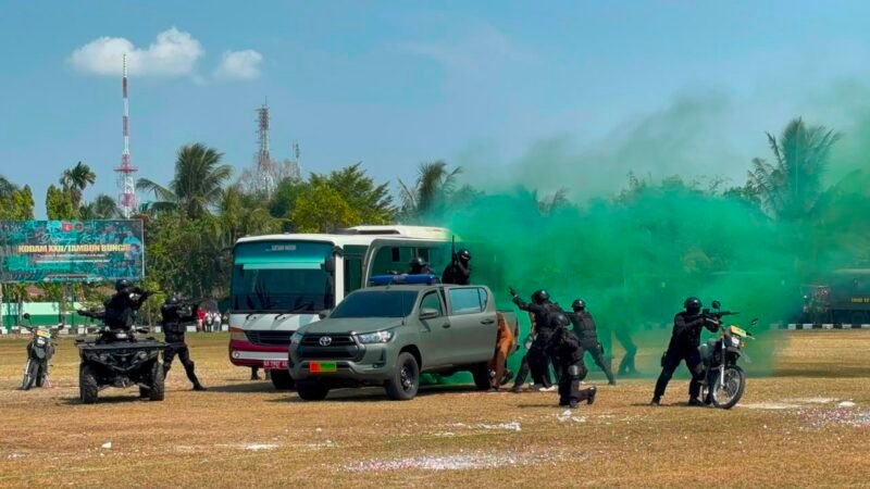HUT ke-1 Kodam XXII/Tambun Bungai, Prajurit TNI Peragakan Aksi Taktis Bebaskan Sandera