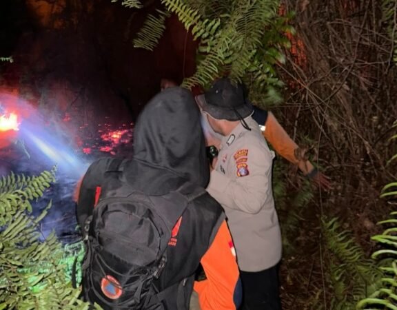 Satgas Aman Nusa Polresta Palangka Raya Padamkan Kebakaran Lahan hingga Malam Hari