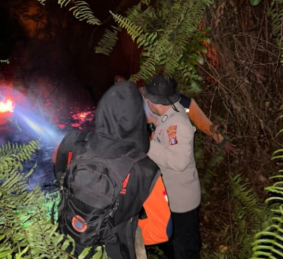 Satgas Aman Nusa Polresta Palangka Raya Padamkan Kebakaran Lahan hingga Malam Hari