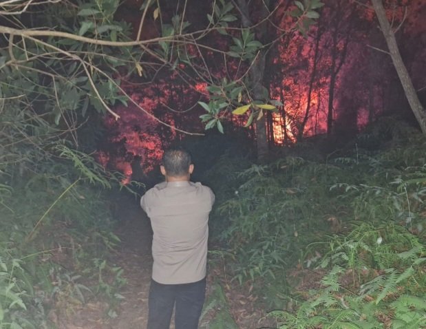 Karhutla, Polsek Bukit Batu Bantu Pemadaman di Bukit Batu Banama