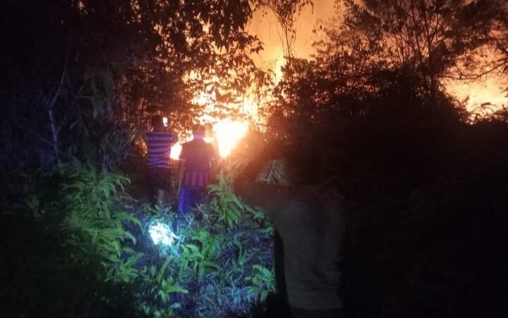 Gerak Cepat Tangani Karhutla, Polsek Bukit Batu Bersama Tim Padamkan Api