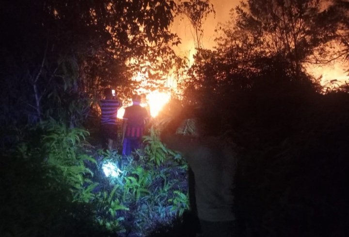 Gerak Cepat Tangani Karhutla, Polsek Bukit Batu Bersama Tim Padamkan Api
