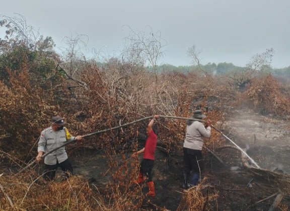 Polsek Sabangau Bersama Tim Gabungan Lakukan Pemadaman Karhutla di Kameloh Baru