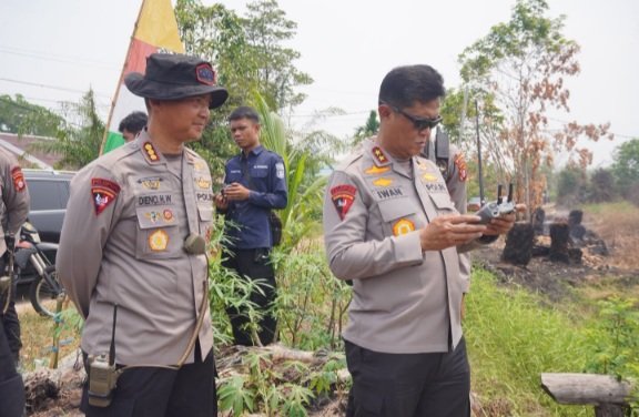 Kapolda Pantau Titik Api dengan Drone, Personel Gabungan Gerak Cepat Padamkan Karhutla