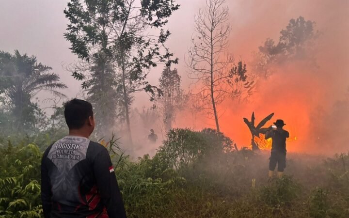 Cegah Api Menjalar ke Permukiman, Polsek Sabangau Bersama TSAK Padamkan Karhutla di Kereng Bangkirai