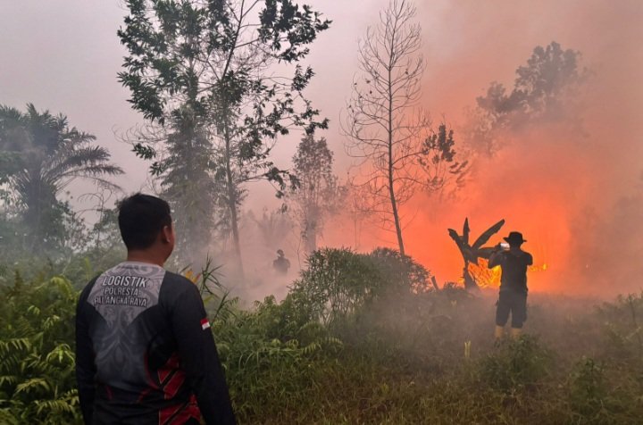 Cegah Api Menjalar ke Permukiman, Polsek Sabangau Bersama TSAK Padamkan Karhutla di Kereng Bangkirai