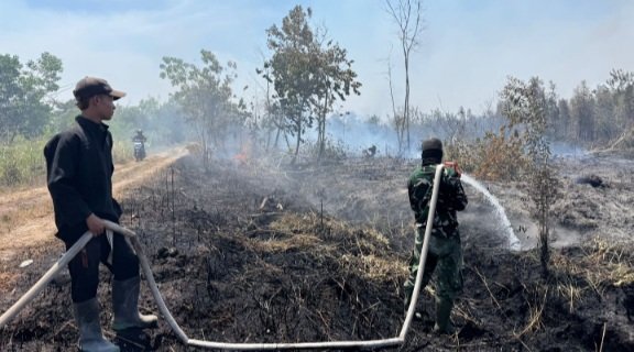 Tak Kenal Lelah, Personel Kodim 1016/Plk Terus Padamkan Api Karhutla
