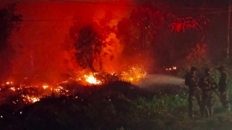 Tak Kenal Waktu, Satgas Karhutla Kodim 1016/Plk Terus Padamkan Api